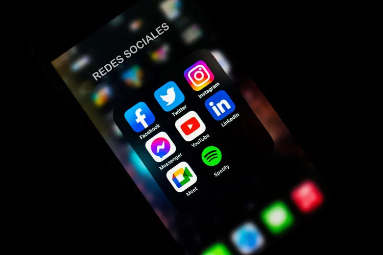 Pantalla de móvil con iconos para manejar redes sociales